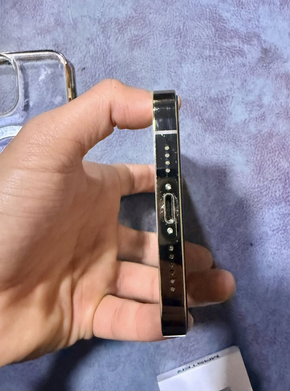 13 pro max 
لون ذهبي بطارية 91 نضافه 100‎%‎ 
ذاكره 256 جهاز كلش نضيف بالصوره وصاخه عليه وتر بروڤ ابد ممبدل بي شي وياه شاحنه الاصليه سعره 700 
مكاني بغداد الدورة  ***********
