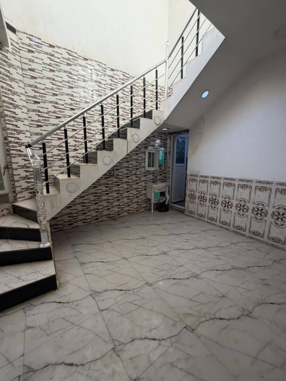 🏡 #دار #للبيع  نقد

فرصة مميزة لامتلاك داربسعرمناسب 

​📍 الموقع: الحلة /. شارع 80  حي الشهداء 

📐 المساحة:   130 متـــر 

⚖️سنـــــــــد 25 زراعــــــي 

⚡ الخدمات: كاملة 1طابـــــــــق 

​📌 مواصفات الدار:

​صالة  هول ​,مطبخ

العدد​ غرفة نوم.. 1

مجمع صحي العدد 2

​مناور +

​💰 السعر:  عبر واتساب فقط 

​📞 للتواصل والاستفسار: مكتب الامير للعقار وللمقاولات العامة - ***********ـ *********** واتساب فقط أو تصال على خط 

​#دار_للبيع #عقارات_بابل #الحلة  #بيت_للبيع #عقارات_العراق
