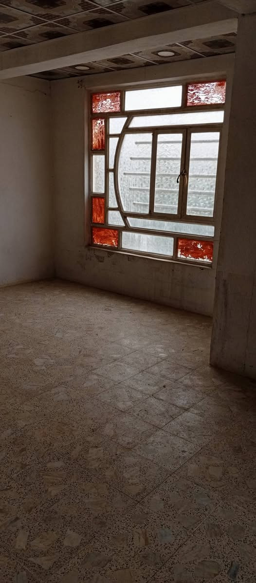 شقة للرهن بسعر ( 20 ) مليون
الموقع : حي المكرمة مقابل مدرسة الحر الرياحي ( البيعة سابقا )
تحتوي على صالة ١٠ متر و غرفة ومطبخ و حمام و مكشوفة و ٢ بلكونات 
للاستفسار : ***********
