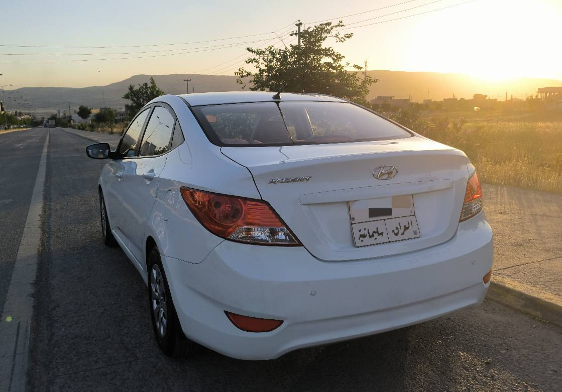 بسم اللە الرحمن الرحيم
هیۆندای ئەکسێنت 2017 Hyundai Accent
ڕەنگی سپی، خلیجی، مەکینە 1.4l
چوار جام کارەبا (سایەق ئەوتۆ) 
ئیکۆ، بلاجکتۆر,( ABS)، تایە حاسە. 
سەیارەکە چوار تایەیی تازەی ئەسڵی لە ژێرە
کامل سێرڤس کراوە و هیچ نوقوستانیەکی نیە، بێ تەقە و ڕەقەیە و زۆر توندو تۆڵ ماوەتەوە.
گێڕ و مەکینەی نەکراوەتەوە و بە زەمانی فەحس و وەستا. 
سەیارەی مەعرەز نیە و ساڵانەکەی بە ناوی خۆمەوەیە و ساڵێکە بە سەرچووە،بۆ وەکالەت و بەناو کردن ئامادەم. 

سەیارەکە ٢٢٢،٠٠٠كم ڕۆیشتوە. 
پارچەیەک و پەڵەیەک و دوو دۆسەکەی بۆیاخە و کەمێک ساردی هەیە و سەقفەکەی کەمێک تەرزەیە،پنیتەکەی دوو پەڵەی بچوک بۆیاخەکەی هەڵی داوە، لە وێنەکانا دیاریم کردووە و ڕەسمی سۆنەرم داناوە. 
سعری 9800$ و کەمێک مەجال
***********
مەسج مەکەن لەگەڵ ڕێزدا. السليمانية, العراق

