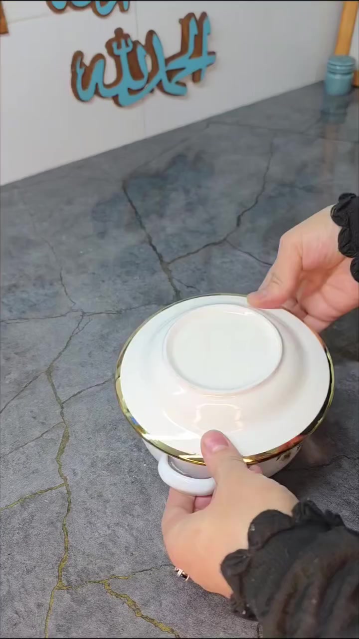 سيت قدور مينا ثلاثي صغير بغطاء زجاج – نقش ورد ملون
الاستخدامات

طبخ الرز، الشوربات، العدس، والمعكرونة بكميات صغيرة.

تسخين الطعام وحفظه ساخناً لفترة أطول.

مناسب للعوائل الصغيرة أو الاستخدام اليومي السريع.

مثالي للمطابخ الصغيرة والشقق.

المميزات

مصنوع من معدن مطلي بطبقة مينا حرارية مقاومة للصدأ.

طلاء داخلي أملس غير قابل للالتصاق وسهل التنظيف.

أغطية زجاج حراري شفاف لمراقبة الطعام أثناء الطبخ.

حافة ستانلس ستيل مقاومة للحرارة والصدمات.

مقابض جانبية مريحة وثابتة لسهولة الحمل.

تصميم نقش ورد ملون أنيق يضيف لمسة جمالية للمطبخ.

توزيع جيد للحرارة لطهي متوازن.

مناسب للاستخدام على الغاز.

محتويات الصندوق

- القدر الصغير: بقطر 12 سم.
- القدر المتوسط: بقطر 14 سم.
- القدر الكبير: بقطر 16 سم.

3 أغطية زجاج حراري بمقبض علوي.

الملاحظات

يفضل استخدام ملاعق خشبية أو سيليكون للحفاظ على طبقة المينا.

غير مخصص للاستخدام داخل المايكرويف.

يُغسل يدوياً للحفاظ على جودة النقش الخارجي.

قياس الكارتون:

- الطول: 16.5 سم
- العرض: 16.5 سم
- الارتفاع: 15 سم


**إذا كنت صاحب هذا الإعلان وتريد حذفه لأي سبب، رجاءا أرسل رسالة إلى الدعم الفني**