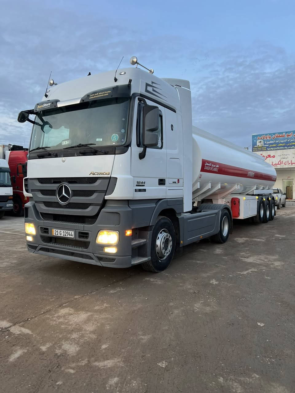 السلام وعليكم اقرأ تفاصيل واتصل ✅↙️
اكتروس ￼ صهريج ￼موديل 2012 حجم 18.44 امامي جابليس 
فول مواصفات بس بدون كاميرا وحساس ريتايدر 5 طقات
ثلاجه تبريد دبل مناميه حاكيه رقم وسنويه جديده طخم تايه 
‏ تانكي فصال الخرسان بازوايا سياره حلوه و نظيفه 
رقم الهاتف قحطان معرض *********** كورك
*********** اسيا معرض ابو قحطان واولاده العنوان موصل برطله سهل نينوى ✅￼
