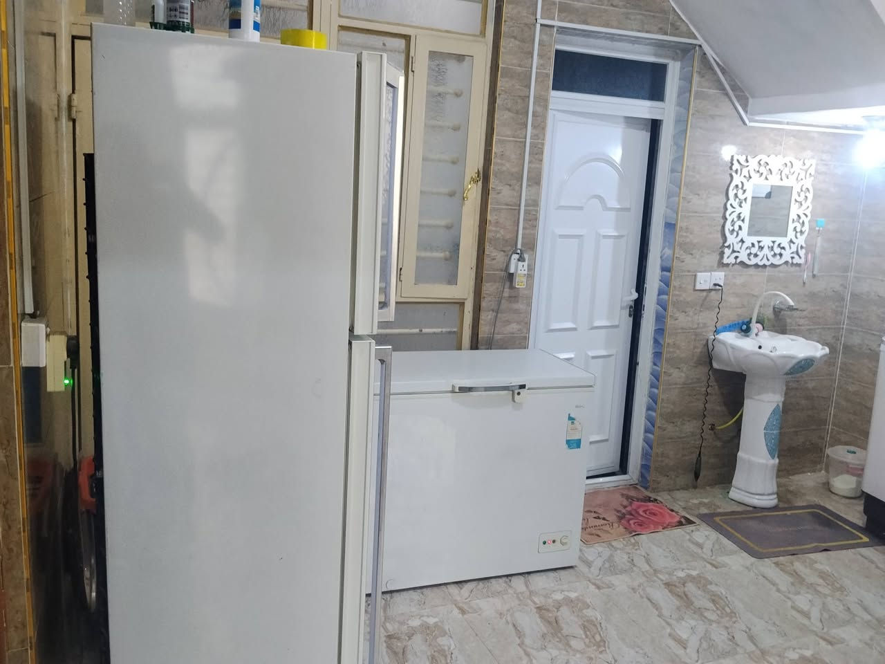 سلام عليكم بيت في حي القادة تحرير بناء حديث طابو صرف بي غرفتين ومطبخ وستقبال ومجموعه صحيات سعر 95 بي مجال شي قليل ***********
