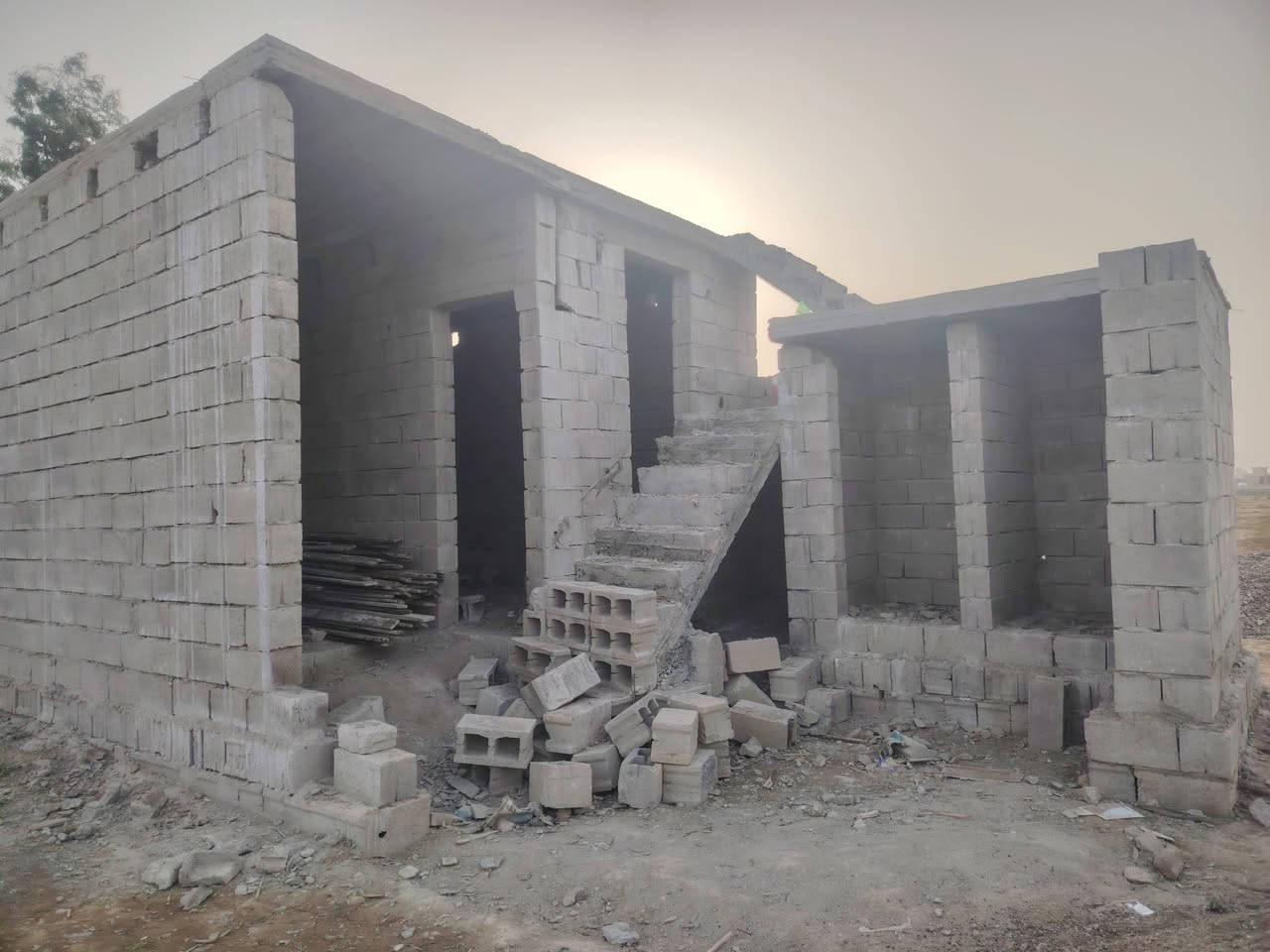 مشتمل هيكل 100 متر ورا شارع  وكدامو  شارع اول فرع مقابيل مقبره الجحيش السعر11 مليون وذا مراوس بسياره هم يرهم الاستفسار***********
