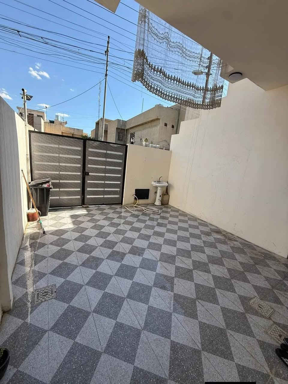 السلام عليكم بيت للبيع  في حي
 الإخاء مساحة 150طابقين  الاول كراج كبيريسع سيارةمطبخ هول بناء البيت 2026 مشتملات داخلية غرفتين نوم منورين الطابق الثاني تؤم الطابق الأول مؤجر طابق الثاني 350 لاستفسار.      .   *********** 
***********
لمعرفه السعر اكتب تم
