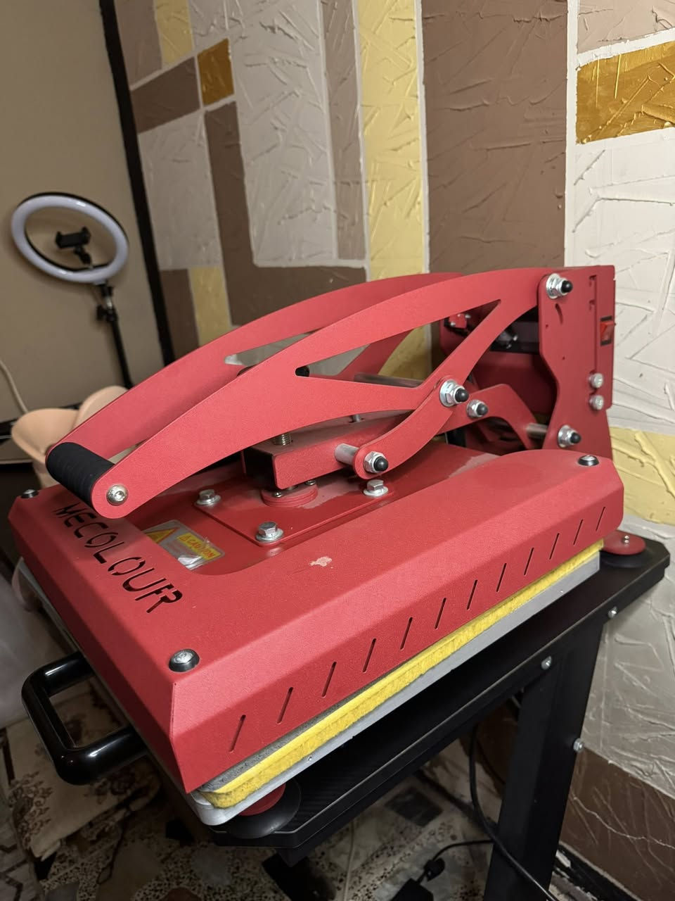 السلام عليكم مكبس حراري 40*40 ويا طبعات وعلاليك شي ان وعلاليك ورقيه وخلفيه بكراون حمره واكو كم تشيرت وكم هودي وشغل مرتب وانطيك كل تفاصيل حتى شغلك يصير مضبوط 100% اعلى شغل متواجد فيس و واتساب 
***********
