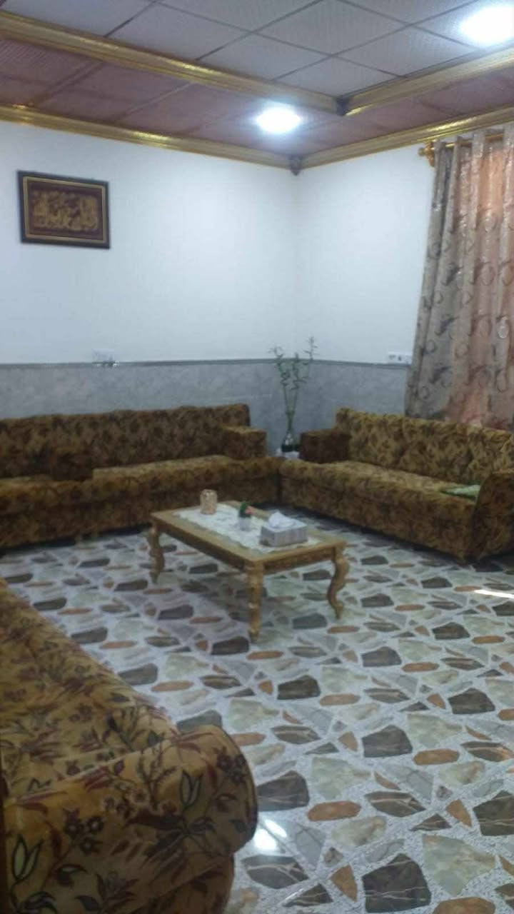 للأيجار بيت ١٠٠ متر ركن في التوحيد يحتوي على ٣ غرف نوم وموزع واستقبال ومطبخ وصحيات ٣ السعر ٣٠٠ ألف للإستفسار***********
