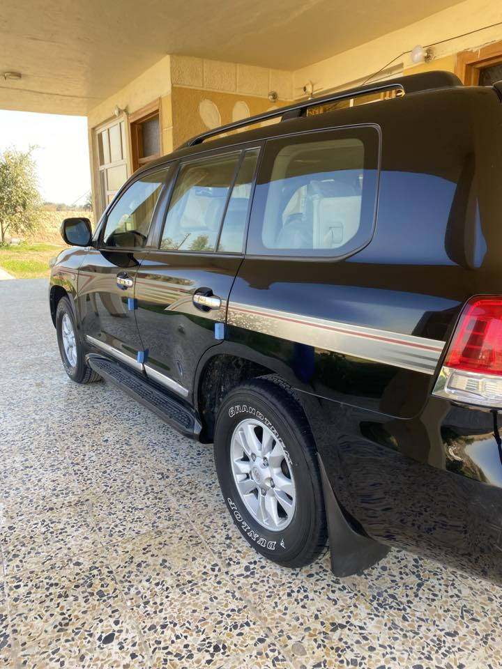 لاندكروز 2010 للبيع ماشيه 160 حقيقي السعر 350$ وبيها مجال للتفاوض للتواصل الاتصال على الرقم ***********
