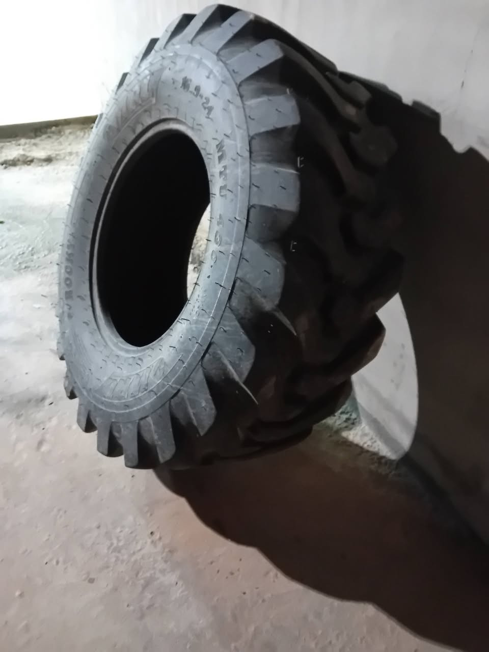 متوفر تاير شوكيه للبيع جديد ونظيف الحجم 24-16,9 العنوان ناحية البغدادي التواصل على الرقم *********** السعر مناسب
