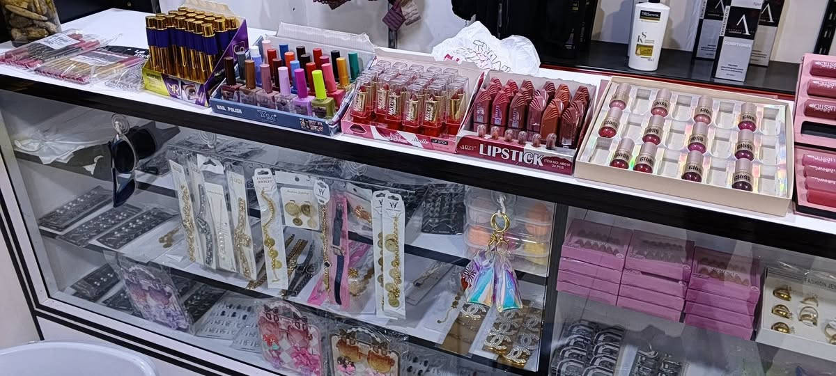 سلام عليكم غراض كوزمتك كامل للبيع. قيم بل يرضي الله وشايف خيرهم ***********
