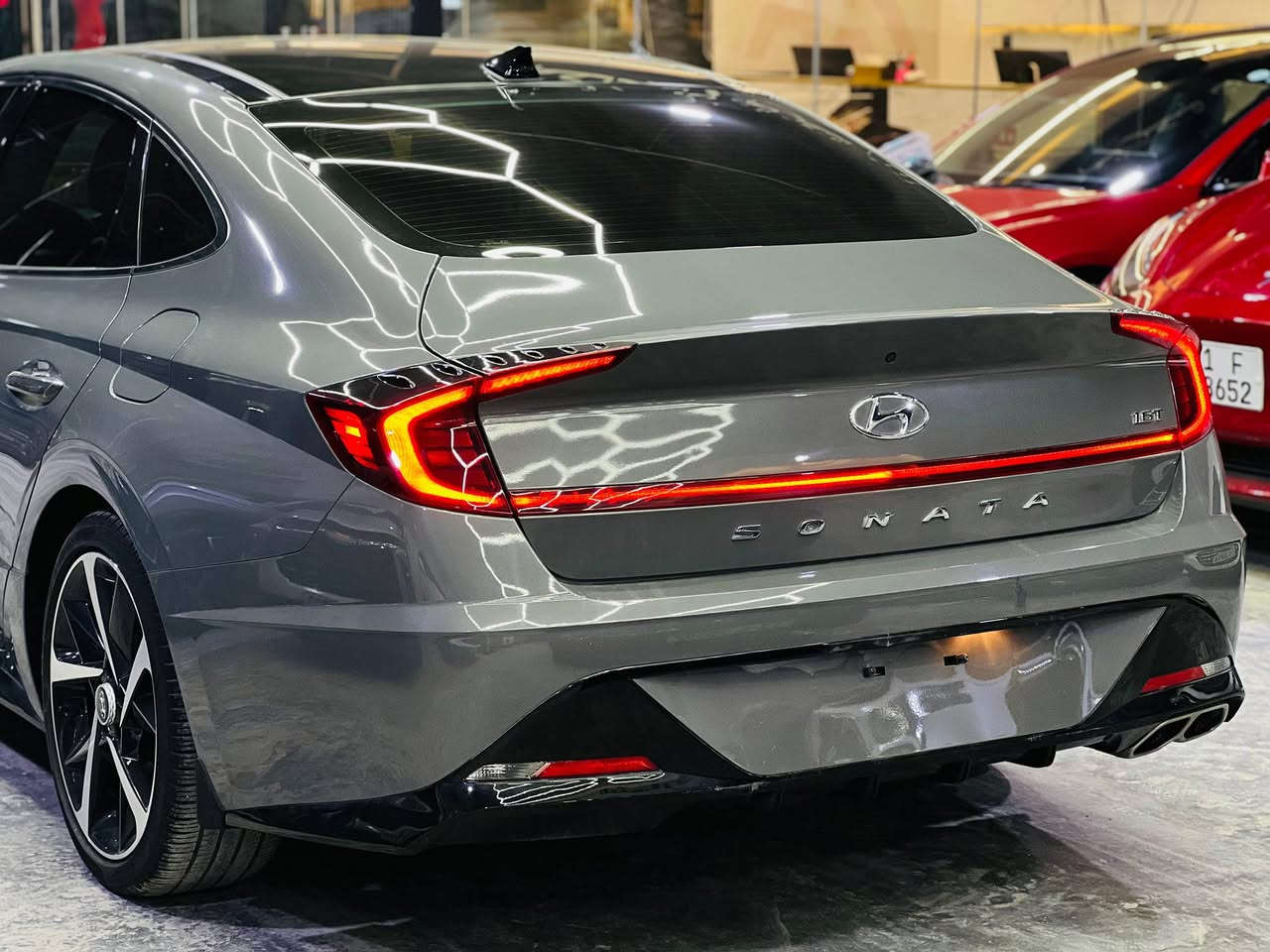 السلام عليكم اول شي نذكر رسول الله وأل بيته.
السياره سوناتا وارد امريكي .
الوان: نيلي على رصاصي فيلي
محرك السياره : 2500
السياره بدون ارقام .
عداد المسافه 22000ميل
موديل السياره 2023.
حادثه : بنيد فقط.
مواصفاتها تحكمت استيرن قياده ذاتيه عداد تحديد السرعه  كامره ليليه شاشه كبيره وفتحت سقف بني رامه.
 صاحب المعرض1 علي الكرعاوي.                                         صاحب المعرض2 مصطفى شعبان.                                      رقم المعرض:***********. سعر السياره بل خاص
