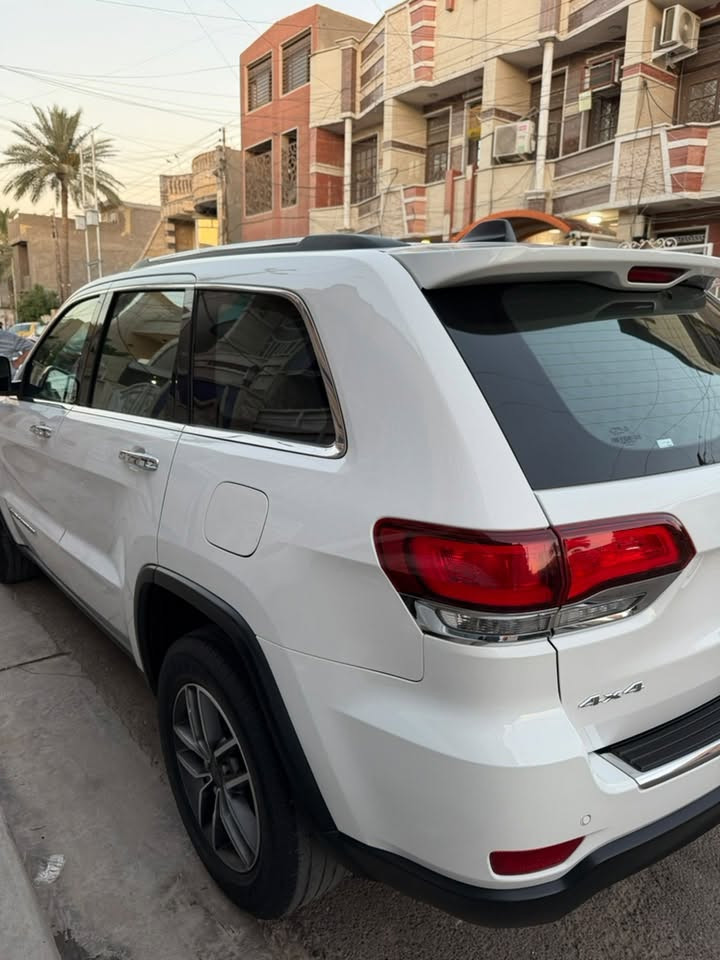 جيب كراند شيروكي (لاريدو 2021 فول) رقم بغداد بأسمي
الضرر : نصف الجاملغ الايمن (عكس السائق) فقط 
المواصفات :
* المحرك : V6 3.6L
* ﻿﻿تشغيل عن بعد .
* ﻿﻿دفع رباعي 4x4 .
* ﻿﻿فتحة سقف
* بصمة مع دخول ذكي .
* نظام تشغيل واطفاء اوتماتيكي للمحرك .
* ﻿﻿مقاعد جلد باللون البيجي المرغوب
* ﻿﻿المقاعد الأمامية كهربائية 
* ﻿﻿ذاكرة لحفظ وضعيات الجلوس .
* ﻿﻿المقاعد الأمامية والستيرن تدفئة 
* تبريد قطعتين مع مناخ منفصل .
* ﻿﻿شاشة 8.4 انج .
* ابل كاربلي واندرويد اوتو .
* ﻿﻿نظام الملاحة (GPS) .
* نظام قياس ضغط الإطارات . 
* اربع وضعيات قيادة للطرق الوعرة .
* وضع القيادة الرياضي SPORT .
* وضع القيادة الاقتصادي ECO .
* ﻿﻿المصابيح الأمامية زنون مع تبديل عدسات مع LED نهاري .
* ﻿﻿كشافات الضباب زنون .
* ﻿﻿صندوق كهربائي .
* ﻿﻿حساسات خلفيه مع كامرة دواره
* ﻿﻿مرايا جانبية ووسطية بخاصية التعتيم الذاتي .
*رادار جانبي 
-ادامة لمنضومة الاحتراق تبديل البلكات وتنضيف النوزلات والمجاول وتبديل جميع الفلاتر وحتى الدهن 

 -بيهه اضافه منضومه غاز من الشركة العامة للمنتجات النفطيه وبضمان لمدة سنة وادامة مجانيه

- سياره جديده وجاهزة وكاملة من كلشي ومبيهه نقص كد الابره وحتى بولش مسويلهه السعر 24,000 دولار وبيهه مجال بسيط 
للاستفسار / *********** مكان السياره بغداد الكراده
