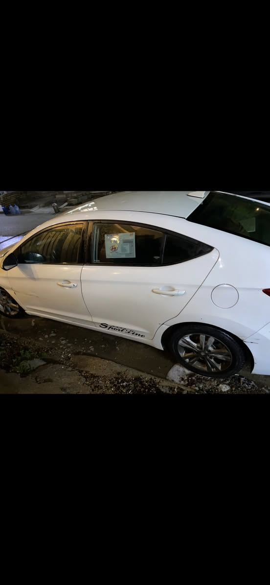 هونداي النترا 2018. وارد امريكي
السعر(103)$ وبيها مجال بسيط
 لون أبيض صدفي 

حادثها جاملغ ودعامية مابيها حادث قوي بدون دواخل وبيها شبر بالصندوك بارد بالعراق بيها رصعات واماكن تقشير بالصبغ والانترا الابيض معروف بهل شي 

 مكينه حداديه تكم قماره لغود شواصي كفاله 

محرك 2000 دوش 

كير AT 

مكاني بغداد القاهرة

رقمي ***********
