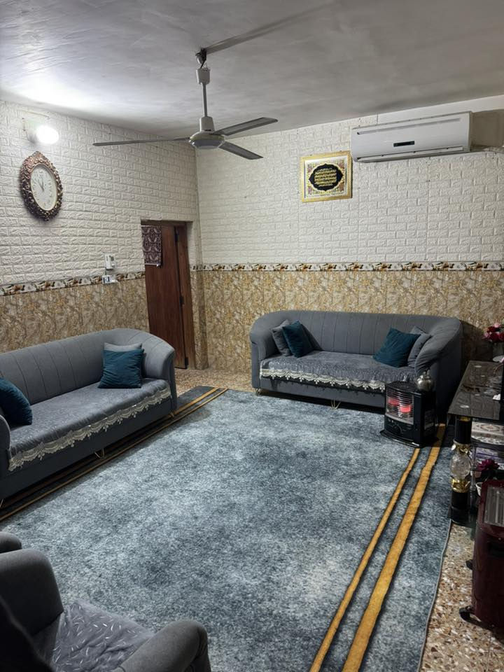 دار للبيع المساحة 130م زراعي الموقع حله حي الامام قرب المركز الصحي يحتوي الدار على غرفه نوم وصاله وكليدور ومطبخ وصحيات السعر 80 وبي مجال للشراي فقط للاستفسار ***********
