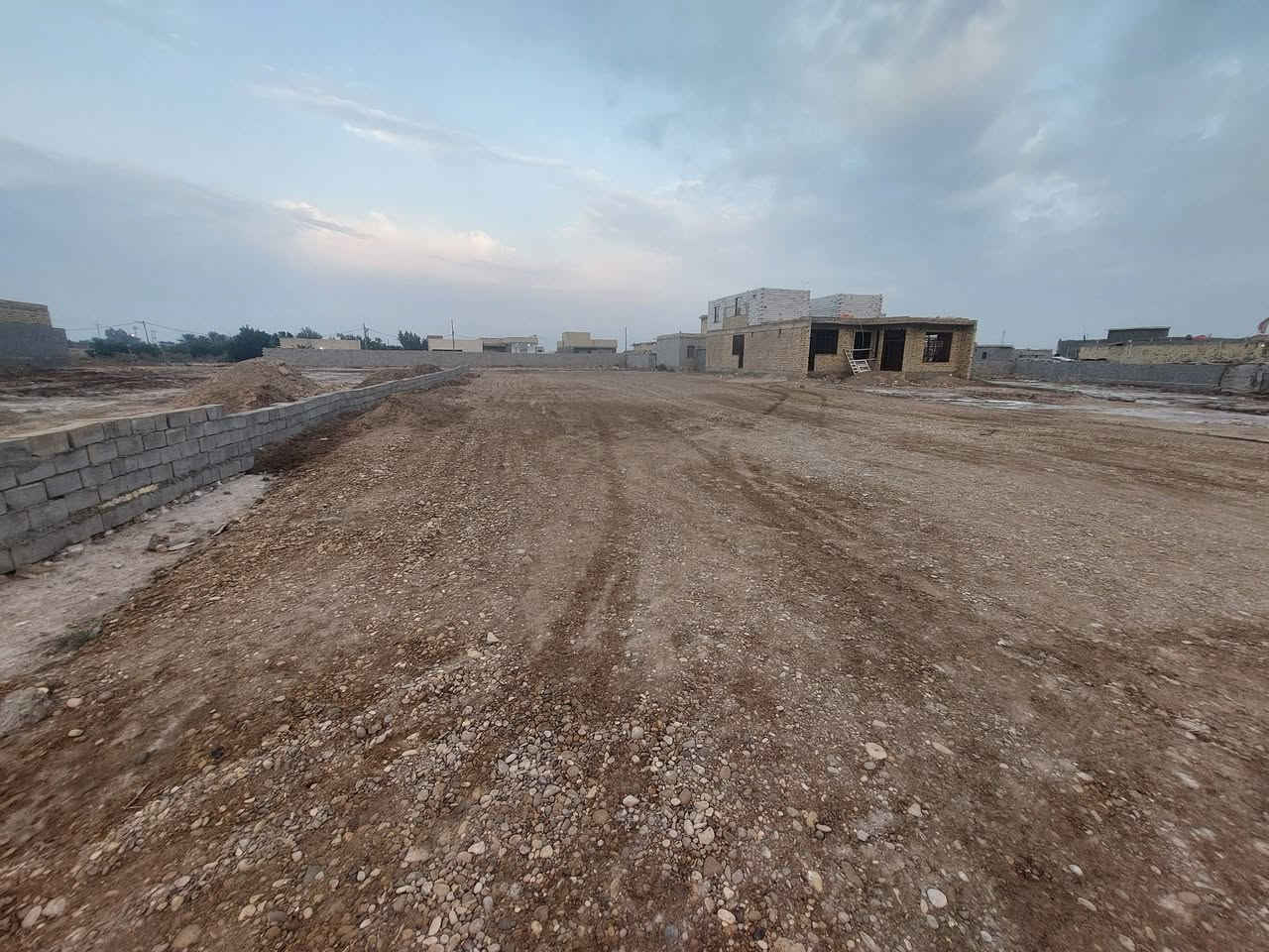 دونم مع بيت هيكل ٣٠٠ متر طابقين
العنوان المزبانيه قرب البوابه 
للأستفسار الاتصال على الرقم
***********
