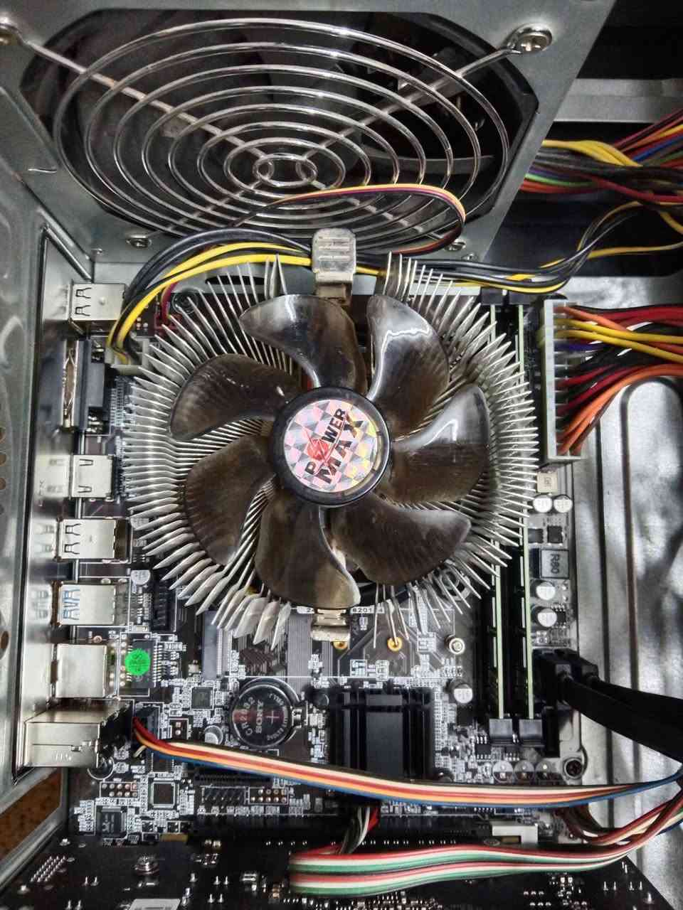 السلام عليكم 
حاسبة دسكتوب تجميع انتل كور 5 جيل الرابع مستعملة نظيفة للبيع 
.....
السعر 200 ألف دينار 
.....
***********
.....
عنوان بغداد زيونة 
البيع بضمان الفحص 
لا يتوفر توصيل 
......
ملاحظة 
كيس فقط بدون أي ملحقات 
.......
المواصفات 
معالج انتل كور 5 جيل الرابع رقم المعالج 4590
كارد شاشة 4 كيكا جديد AMD RX 470 GDDR5 
هارد 240 كيكا للنظام والبرامج جديد SSD 
هارد 500 كيكا للالعاب HDD 
رام 16 كيكا جديد 8+8 تردد 1600 DDR3 
مذربورد جديد جيل الرابع H81 DDR3 
كيس حجم وسط تجاري Relax 
......
الحاسبة تعمل على نظام وندوس 11 وتحتوي على أكثر من 30 لعبة طور القصة اوفلاين مع لعبة ببجي موبايل اونلاين 
......
مع جزيل الشكر لإدارة المجموعة
