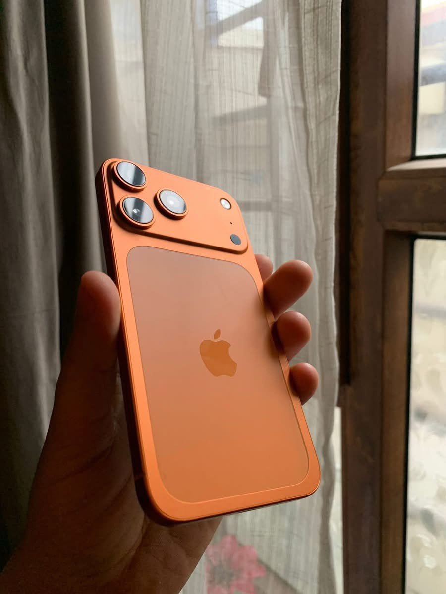عندي آيفون XR بحالة جيدة للبيع. اللون برتقالي جذاب ويعمل بشكل ممتاز. الإصدار الحالي للنظام هو iOS 18.7.5، والبطارية تعمل بشكل جيد مع شحن البطارية المحسن مشغل. الجهاز متوفر مع ذاكرة 64 جيجابايت ومتاح للاستخدام المباشر.