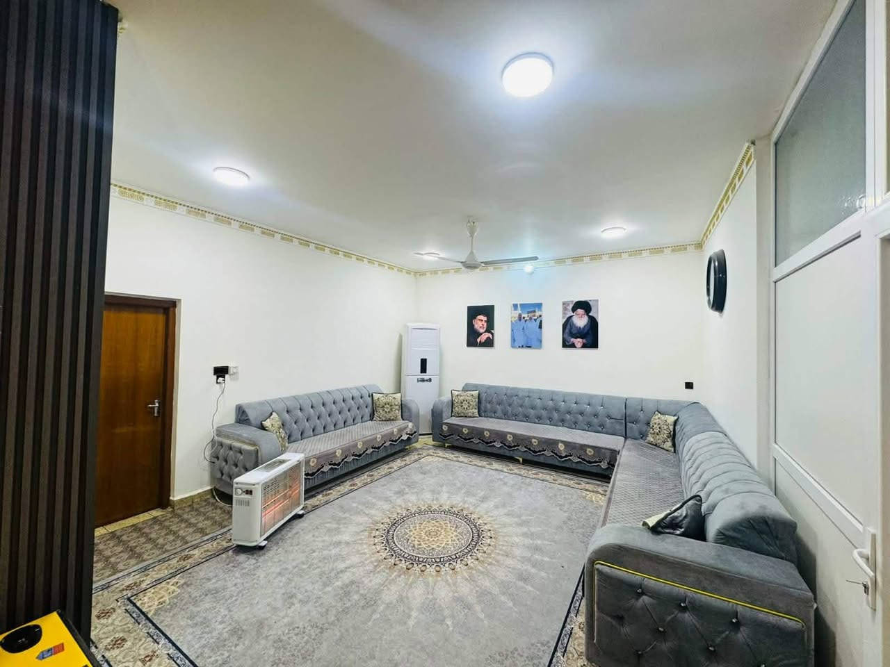 📍 الموقع:الى اصحاب الاتكيت والديكوات الجميلة المتنوعه عرض خاص 
حي المعلمين الأولى – خلف مأكولات الشرقية

مجاور بيت ثابت والدكتور قانع سابقاً

📐 المساحة:

▪️ 310 م²

▪️ بالسند تقارب 400 م²

▪️ طابقين – طابو زراعي

📏 الواجهة والأبعاد:

▪️ الواجهة: 13.5 متر

▪️ النزال: 23 متر

🏗️ مواصفات البناء:

▪️ سنة البناء: 2003

▪️ بناء درجة أولى (طابوك + سقف كونكريت)

▪️ أساس شريطي 1م × 1م

▪️ الشارع عرض 10 متر ومبلط (ضمن السند – شارع خاص)

✅ الخدمات المتوفرة:

▪️ ماء رئيسي

▪️ كهرباء ضفيرة خاصة

▪️ تبليط أمام المنزل

▪️ منطقة هادئة وراقية جداً

🏠 الطابق الأرضي يتكون من:

▪️ استقبال 5×4

▪️ مطبخ 5×4 – سيراميك إسباني

▪️ صالة كبيرة مفتوحة

▪️ غرفتي نوم 5×4

▪️ مجمع صحيات داخلي معزول بالكامل وجدران سيراميك

▪️ صحيات خارجية

▪️ كراج كبير أرضيته كرانيت

▪️ حديقة واسعة 🌴

▪️ مخزن مع مناور جانبية للمنزل

🏠 الطابق الثاني سنة البناء ٢٠١٦ :السقف سندويش

▪️ غرفة نوم 5×4

▪️ سطح أول كبير يحتوي على مشتمل معزول بالكامل

▪️ درج خارجي جانبي للسطح

▪️ سطح ثاني بمساحة 5×4

🏡 المشتمل (بناء 2016):

▪️ غرفة نوم 5×4

▪️ صالة 6.5×3.5

▪️ مطبخ 3×3

▪️ مجمع صحيات كبير مع منور

▪️ مساحة واسعة ضمن السطح الأول

✨ البيت مناسب جداً للسكن العائلي الراقي، كما يرهم روضة أو مدرسة أهلية بسبب المساحة والموقع الهادئ والمميز.

💰 السعر: 255 مليون قابل للتفاوض

📞 للاستفسار والمشاهدة الاتصال 

***********

***********
