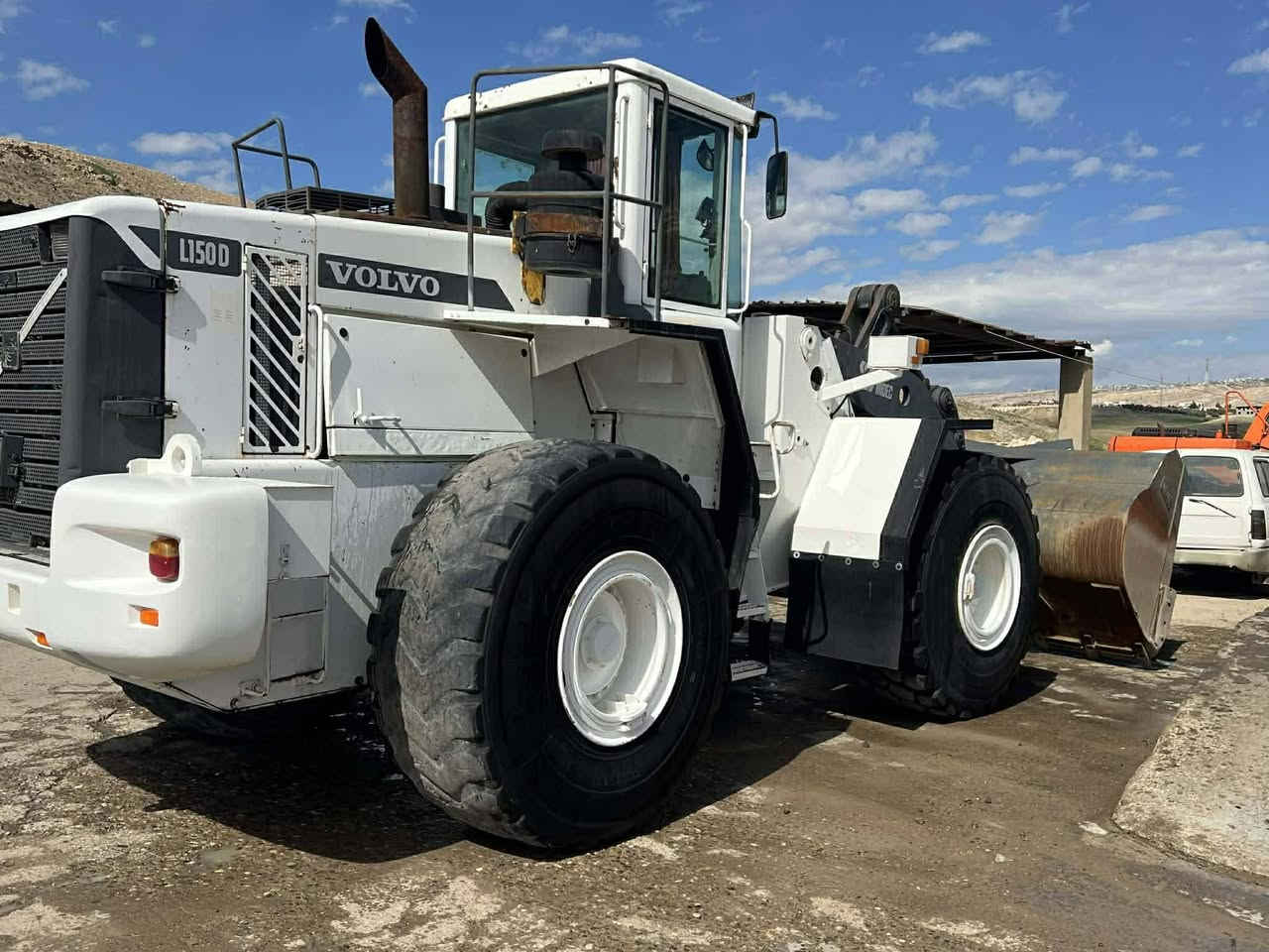 شؤفار ڤالڤؤ بؤ فرؤشتن للبيع حجم 150D موديل 2001
رقمو سناويه زؤر خوينه همو گيني بشرته  
رقم تليفون ***********
