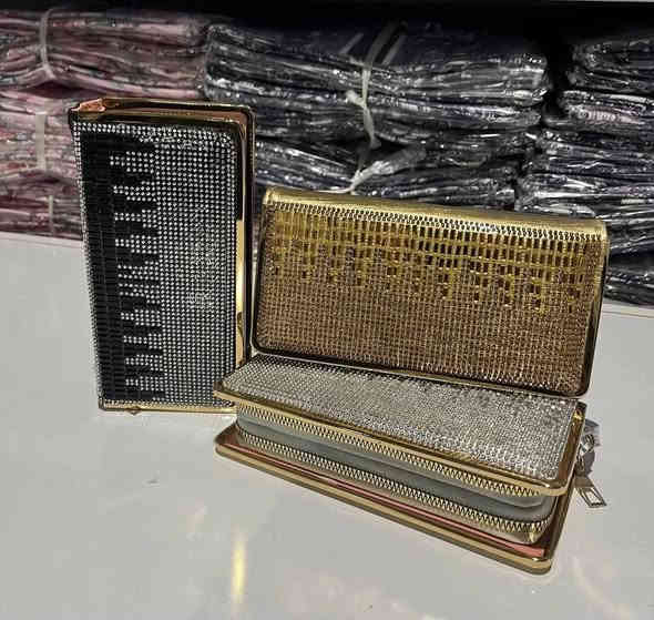 يسعد مسائكم بالخير زبائنا الكرام 
كل ماهو جديد ومميز تجدونه لدى احذيه وحقائب علاء 
عروض اليوم جزدان كرستال خمس موديلات بسعر 5 آلاف 
الألوان والاشكال في الصور اكثر من موديل خانتين
للحجز مراسله البيج او واتساب ***********
توجد خدمه توصيل داخل القضاء وجميع محافظات العراق 
العنوان ديالى المقداديه حي المعلمين مجمع العطافي داخل القيصريه مجاور عطاريات ابو شهد وصيدلية الهلال
