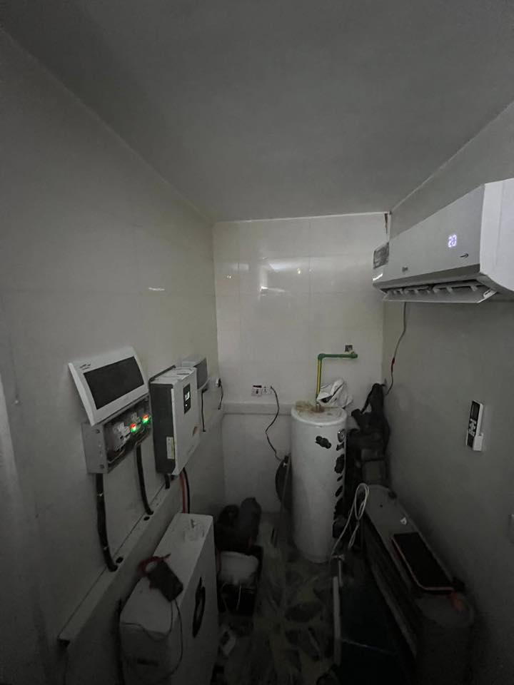 فرصة للبيع – بيت مرتب بموقع مميز 🔥

🏡 بيت سكني للبيع في منطقة الضباط
📍 مقابل السوق الأول / فرع الخياطين باتجاه الدفاع المدني

📐 المساحة: 85 متر
📏 الواجهة: 8.5 متر نزال 10 متر 

🔹 يتكون من:
 • الطابق الأرضي: مدخلين، استقبال، صالة، مطبخ بارد ومطبخ حار صحيات عدد 2 
 • الطابق الأول: غرفتين نوم + صالة وحمام 
 • الطابق الثاني: بيتونة كبيرة

☀️ يحتوي على منظومة طاقة شمسية (20 أمبير صافي)

💰 السعر: 112 وبي مجال قليل

واتساب او اتصال ***********
