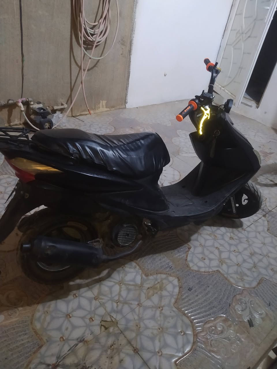 السلام عليكم الدراجة للبيع السعر 350 وبي مجال قليل النضافة مثل متشوفون بل صور دراجة كاملة مكملة دعن البارحة بدلت امزويل تايرات زوج جديد جلاتين سكليتر رياضي بريكات رياضي شوتة رياضي مكفولة من محرك و كهربائيات مكاني كركوك 55 قرب محطت الزوراء الجديدة التواصل على الخاص او على الرقم المذكور {***********
