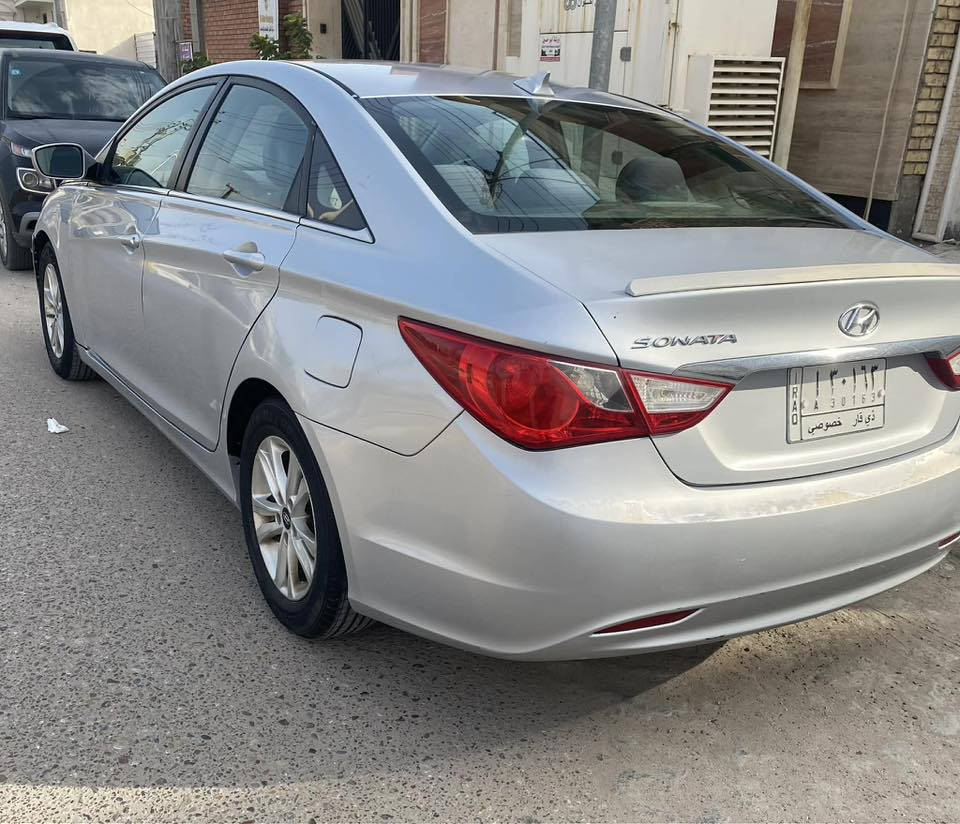 السلام عليكم سوناتا ٢٠١٣ لون سيلفر رقم ذي قار حرة باسمي وارد امريكي ضررها الجاملغ جهة الصدر بدون ايرباك السيارة جاهزة من كلشي تبريد حدادية كير محرك  سعرها ١٠٥ للاستفسار ***********
