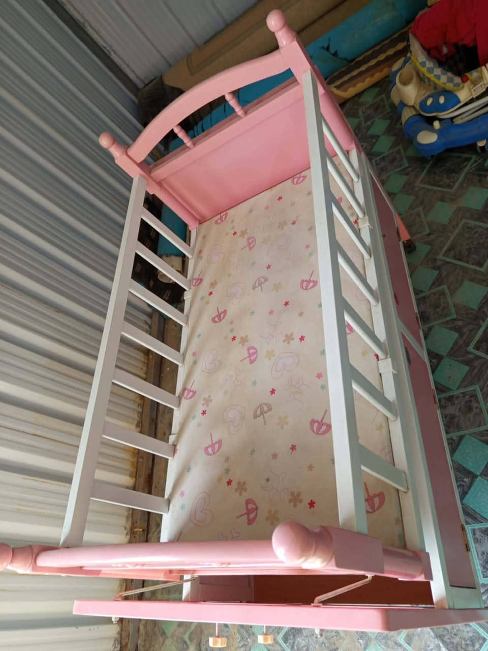 سلام عليكم
سرير للبيع نظيف استعمال قليل 
السعر 60 
للاستفسار ***********
