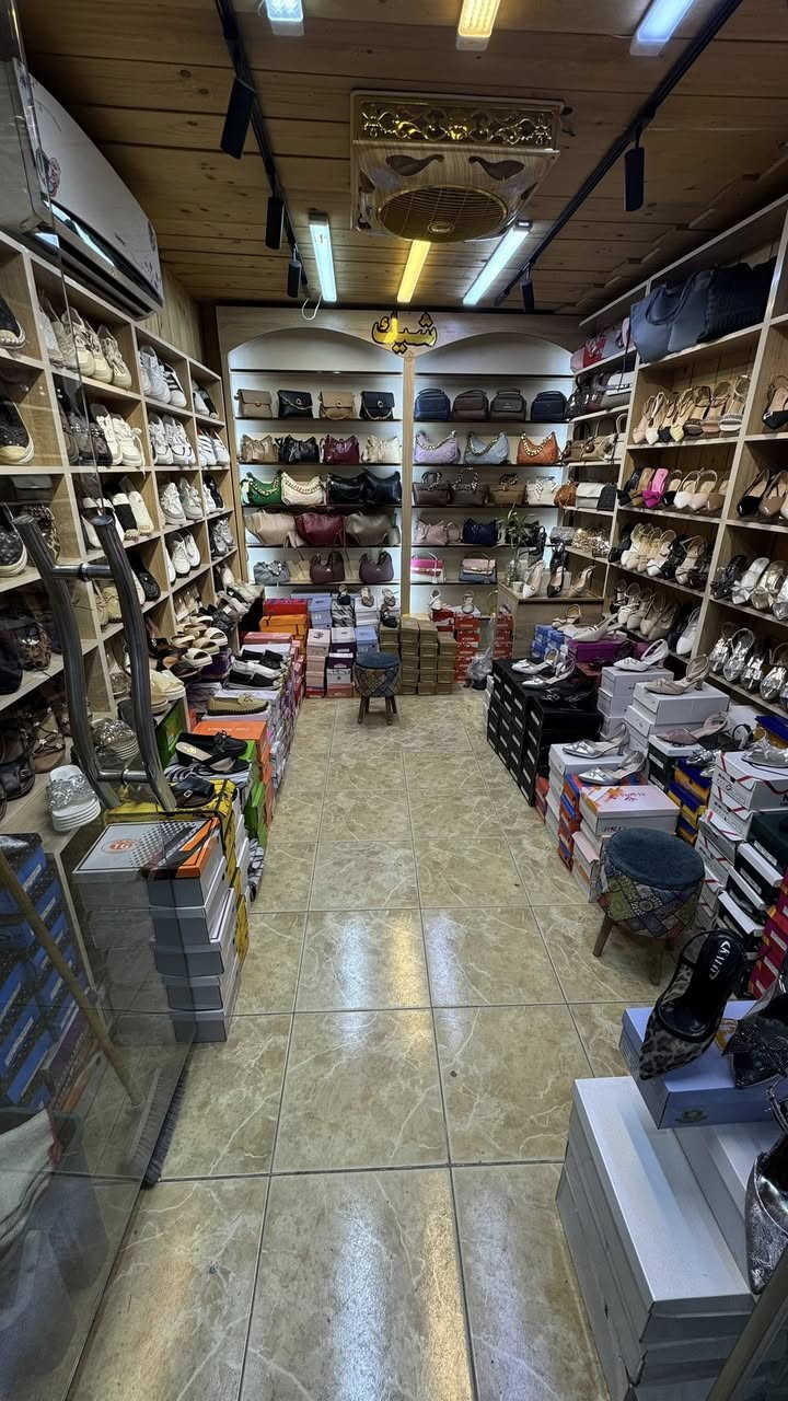 السلام عليكم 
محل احذية وجنط كامل للبيع هو وبضاعته 
العنوان شارع البلدية مجاور ازياء جمانه 
للاستفسار الاتصال ***********
