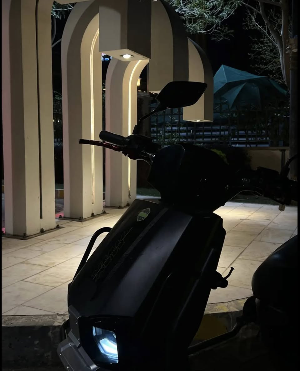 من رخصة الادمن السلام عليكم
⸻

🔥 للبيع دراجة شحن نوع سكنس بحالة ممتازة 🔥

📍 الموقع: كربلاء – جامعة الزهراء

الدراجة استعمال خفيف جدًا (من المدرسة إلى البيت فقط)، نظيفة ومهتم بيها وتستاهل المعاينة.

⚙️ المواصفات:
• إنارة وأشاير LED قوية جدًا (إضاءة واضحة ومميزة بالليل)
• السرعة: 75 – 80 كم/س عن تجربة
• عدد البطاريات: 6 بطاريات
• 32 أمبير
• ملف بحجم كبير جدًا (عزم قوي وأداء ممتاز)
• وتر بوف
• منفذ USB
• منفذ شحن جوال
• نظام رجوع للخلف (R) + نضام P بارك للوقوف الثابت 
دبل ستاند خلف وصفح
• مساحات خزن عدد 2 تحت الكشن (أمام + خلف، بحجم كبير)
• عدد 2 بصمة
• نظام صيانة/تصليح
• شاشة ديجيتال تعرض الأعطال
• بلوتوث + دمام قوي
• 4 نمر
• بريكات هيدروليك (كبح قوي وثابت)
• دبلات (ثبات وتحمل أفضل)

✨ بالإضافة إلى مواصفات هواي ماينعدن بعد

💯 الدراجة جاهزة بالكامل ولا تحتاج أي مصروف

💰 السعر: 800 وبيها مجال

👀 المعاينة على الطبيعة خير دليل

📞 التواصل خاص


**إذا كنت صاحب هذا الإعلان وتريد حذفه لأي سبب، رجاءا أرسل رسالة إلى الدعم الفني**