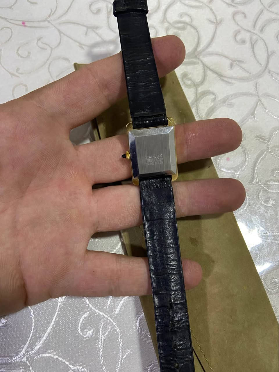 سه عاتي صدام حسين بو فروشتن كيفي خوي له كه له دروست كراوي ولاتي سويسرايه له سالي ١٩٨٤ دروس كراوه سه عاته كه التون نيه زه رده قورميشه ايش ناكات  له سليمانيم كه يان دن هه يه السليمانية, العراق


**إذا كنت صاحب هذا الإعلان وتريد حذفه لأي سبب، رجاءا أرسل رسالة إلى الدعم الفني**