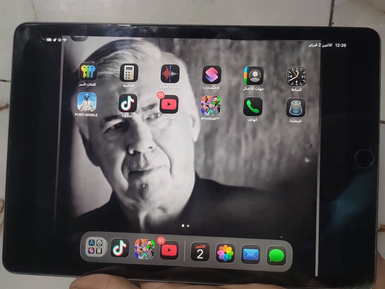 ايباد 9 ذاكره : 64 

مامفتوح ولا مبدل بيه ايشي 
نضيف كلش . بيه لزكه وكفر وشاحنه موجوده 

بطاريته كلش مامتعوبه ومحافض عليه 

مكفول من كلشي . السعر : 225 بيه مجال حگ جيه 

عنواني ناصرية : مركز : ***********
