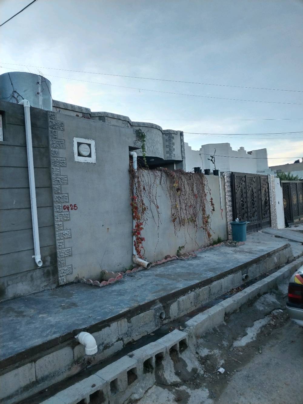 سلام عليكم
دار للبيع في الصالحي يبعد ١٠٠ متر من جامع الصالحي خدمات كامله تبليط ومجاري المساحه ٢٠٠ متر يتكون من كراج وحديقه واستقبال ومطبخ وهول و٣ غرف نوم واحده طابق ثاني مساحتها ٩ *  ٤  صحيات داخل وخارج حتى ستايكر مشتغلينه اعلى واحد بالفرع سنه البناء ٢٠٢٠ فول سيراميك فقط سقف ثانوي وصبغ بعد مامشتغلينه السعر ٦٢ 
***********