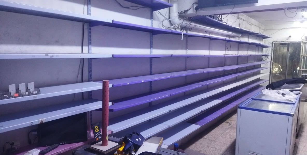 رفوف كاملة عدد 120 قطعة سعر 550.000 الف مع حمالاته و مساطرة
مكاني بغداد حي الجهاد 
***********
