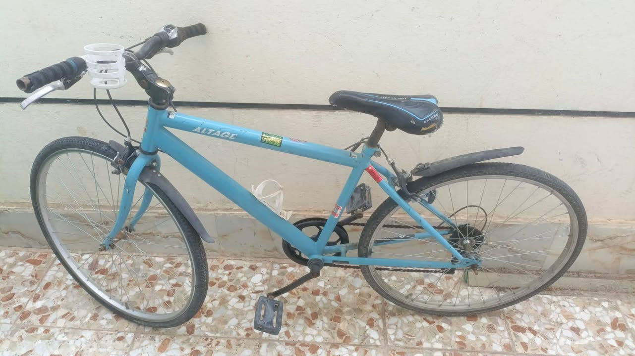 بايسكل ALTGE الياباني
الشركه المصنعه oTOM CORPORATION 

 بايسكل لون سمائي 

 يحتوي عله شخوط خفيفه بسبب انه كان مخزن 

نضافت الشه 85 %

صناعه ياباني 

الشه حديد مخفف بتك ايد تشيله 
 
وياله فضي مع تاير خلفي جديد
 
Tools 

ابيريكات من شركت pro mix 

مدعوم البايسكل من Shimono 

البايسكل من سبع غيارات 

Problems 

انو السرج مايتعلى لاكثر ولا اقل 

the price 

110 وبيه مجال 

مكان بغداد تقاطع درويش 
للاتصال 
***********
