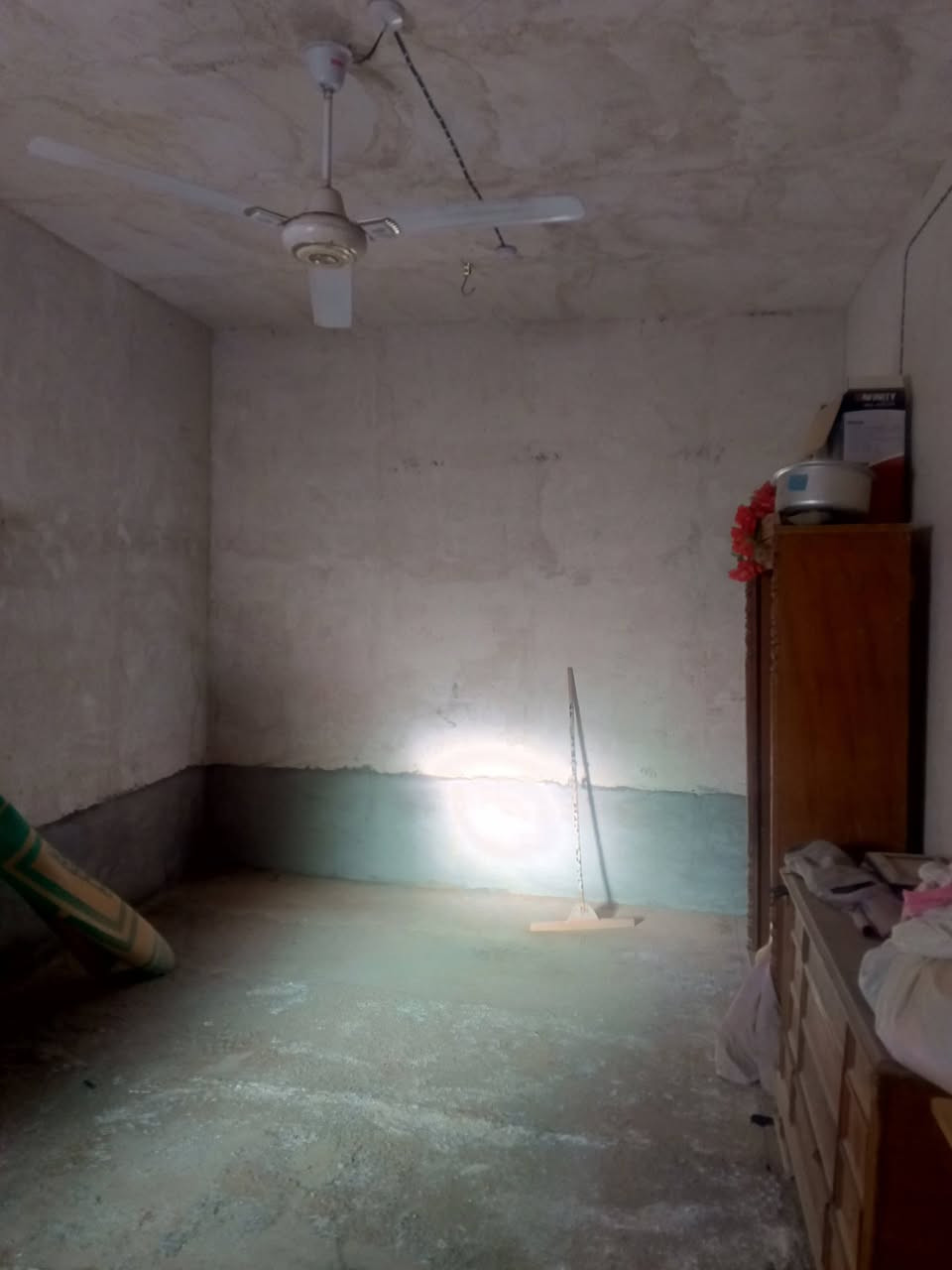 سلام عليكم
بيت للبيع 
مساحته 150
طابو صرف بسمنه 
بجهه اليمنه قريب عل مدرسه وشارع 40
للبيت بي غرفتين وصاله وثنين مكشوفات 
والاستقبال والمطبخ ما مسكوفات 

سعر 22
وبي مجال قليل 
***********
