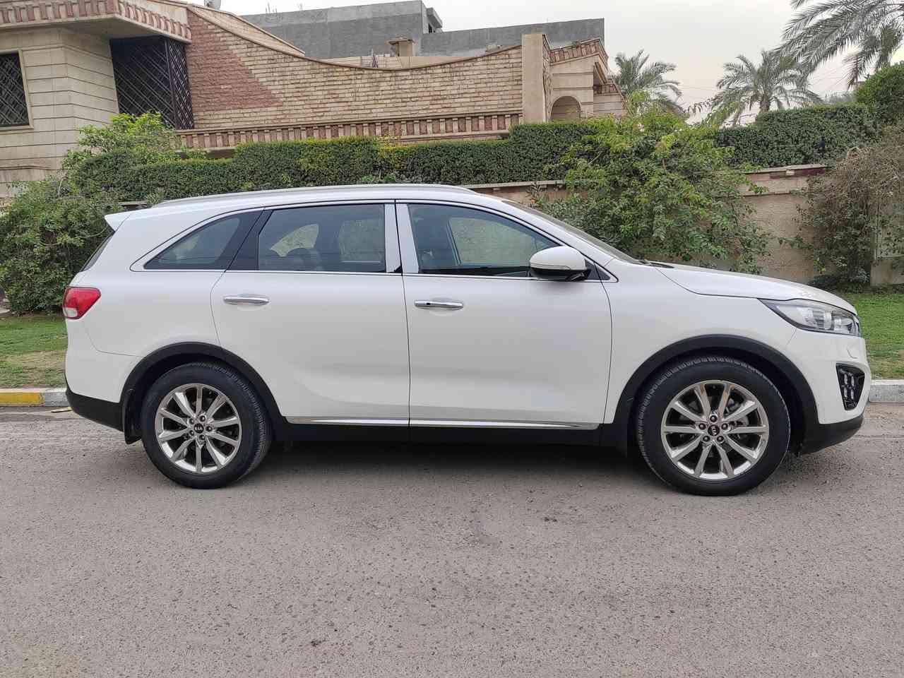 السلام عليكم  
كيا سورنتو موديل 2018 خليجي كفالة ماعدا بارد قليل بالباب خلف الصدر + شخط بنفس الجهة موضح بالفديو والصور + ملاحظات بسيطة 

حدادية جديدة جداً 
 رقم بغداد 
 مامتعوبة نظيفة  
  ماشية 80 الف وقابل للزيادة
مواصفات السيارة 
بصمات ابواب 
بصمة تشغيل عدد 2
بصمة باب الصندوق 
صندوق كهرباء مع شفط
اشاير بالمري 
المري شفط
كامرا خلفية دوارة 
ويل كروم 19
نظام ترحيب  
زركات لايت
لد امامي
لد خلفي 
كشافات ضباب امامي 
كشافات ضبابي خلفي
حجم المكينة 6 سلندر المرغوبة
بردات تضليل خلفية بلادية 
كشنات جلد بلاديه
كشنات 2 كهربائي
مخارج اواكس يو اس بي
عدد المقاعد 7 راكب 
حساس امامي 
حساس خلفي 
مساعد ركن السيار
ستيرن كهرباء 
تحكم ستيرن  جهتين
نظام ايكو 
نظام سبورت 
نظام نورمال 
تبريد 3 قطع  ثلج الحمدلله 
ومواصفات اخرى 
مكان السيارة بغداد زيونة 
رقم الهاتف *********** 
السعر 235  وبيها مجال بسيط
للطيبين
