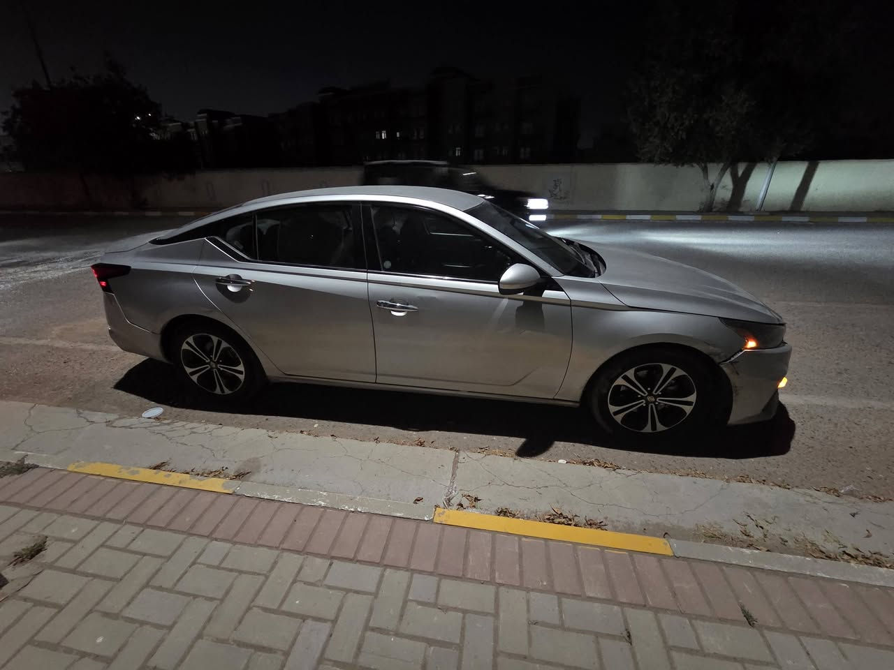 السلام عليكم نيسان اللتيما موديل ٢٠٢٢ S يعني بله مواصفات 
حادث امريكا بنيد وجاملغ يمنه ودعاميه بدوون دواخل الايرباكات سليمه 
هنا عندي مضروربه جهة السايق الجاملغ يحتاج تبديل والبيبان بيهة شخط على طولهة من جهة السايق 
ماشيه ٩٠ الف كيلو قابل للزياده 
كير محرك وتبريد بلاديات وترايهن وين متريد 
مبدلللهة ويل كب ١٧ وتخم تاير جديد بعده بالضمان وشادلهة منضومه زنزن عالي وناصي 
يحتاجله دبل امامي جهة عكس السايق سعرع ٧٠ الف وكاله 
ويراظلهة صبغ بنيد وتبديل جاملغ وتكحيلات خفيفه السياره حلوه وخير من الله رايدهة ب ١٢٠ $ وبيهة مجال بسيط حك الجيه 
رثمهة اربيل الجديد 
موجود ماسنجر + واتس اب ع الرقم ***********
