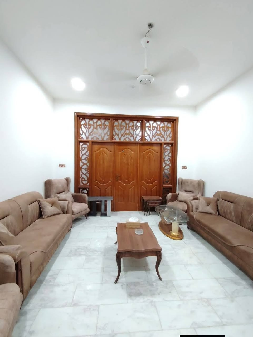 دار_للبيـــــــــــــــــــع حله حي الأستاذه خلف مستشفى الكرعاوي 

المساحــــــة  200متر #طابو_صرف

الواجهـــــــــة 10متر
النــــــــــــزال 20 متر

مــــــحتويات_الـــــــدار طـــابقين أرضيه مرمر

غــرفتين نـــوم وأستقبال وكليدور ومطبخ ومجمع صحيات داخلي وخارجي وطـــارمــه 

الطابق الثاني غرفتين نوم وكليدور ومجمع صحيات 

عرض الشارع 10متر تبليط مجاري كافة الخدمات 

لـــلاســــتـــفـــســـار ***********
***********
مراجعة مكتب سومر للعقار نادر الاولى على الشارع الخدمي قرب حسينيه حنتوش
