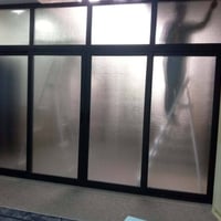 مرحبا الي يريد وحد يشتغله ابواب وشبابيك ومحجلات يخابر علئ هذا رقم   07...