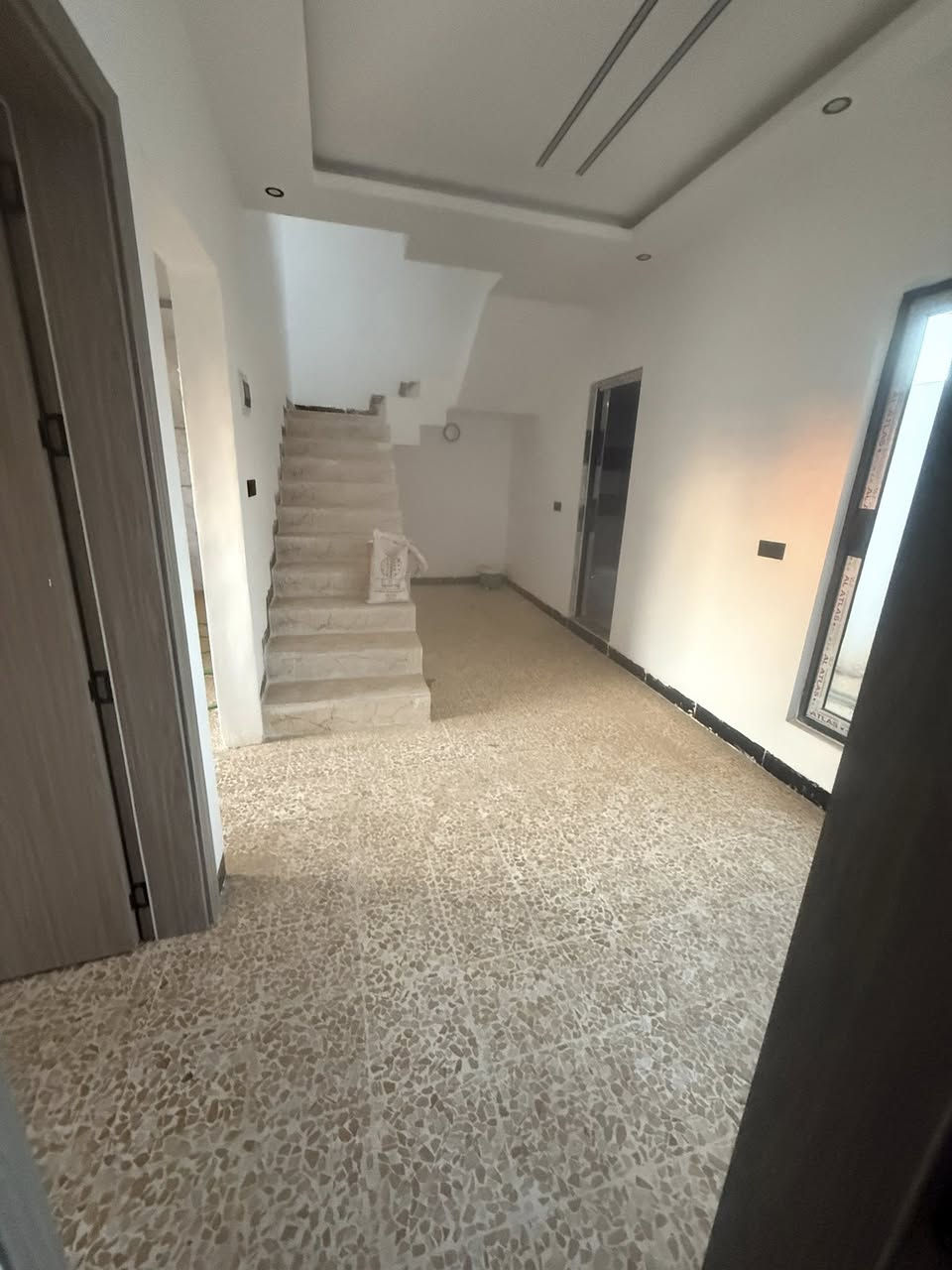 السلام عليكم
عرض جديد ومميز جداً 
من منطقة التعليم العالي حي التربية الاولى 
دار للبيع / المساحه110 متر / واجهه 11/ العمق 10
يحتوي البيت على 3 غرف نوم واستقبال ومطبخ وصحيات بناء حديث جداً 
عنوان الدار : في فرع المتنزه التربيه الاولى 
للاستفسار اكثر اتصال ع الارقام 
*********** اسيا 
*********** كورك
