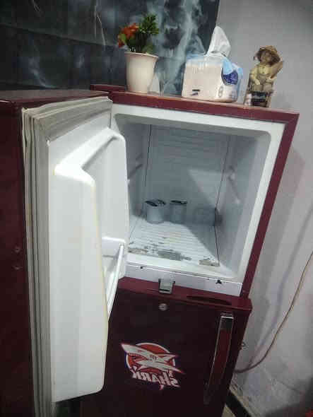 ثلاجه ب80جديده مادخله تصليح حجم وصط مال غرفه نوم سعر 80 ***********
