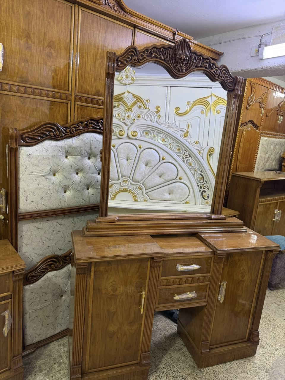 غرفة عراقية جديدة داخل خارج صاج الوجه ٥ ملم والداخل ٤ ملم الضهر جرجربة دفن والزاوية ارتفاع الكنتور  وكومدي احذية كبير وجتف زان اي استفسار على الرقم *********** او على الخاص
