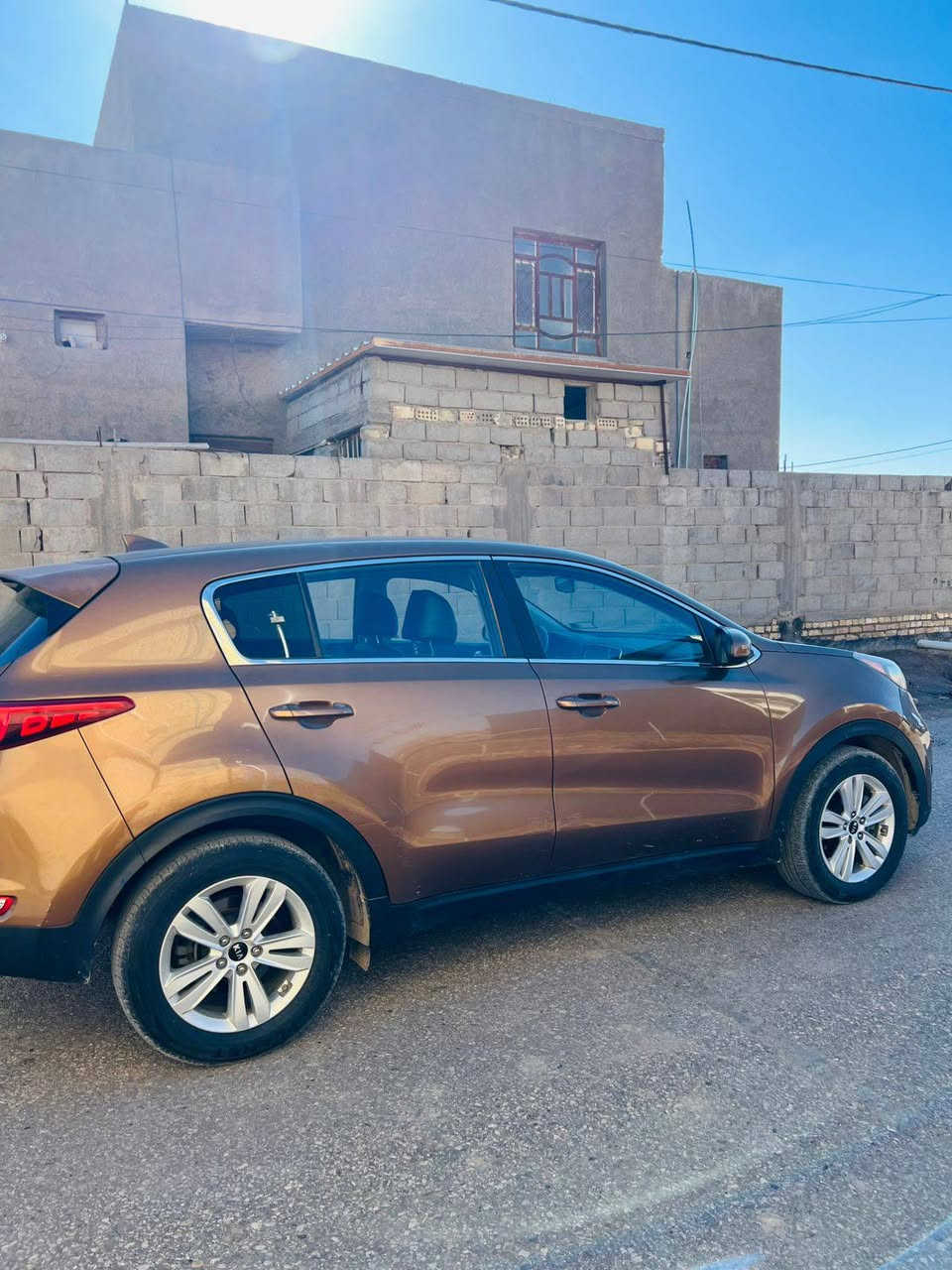 السلام عليكم سبورتج موديل 2017رقم بغداد السياره جاهزه كير ومحرك كفاله وحداديه جديده تخم تاير جديد سياره جاهزة ماناقصها برغي وارد امريكي حادثها موضع بل منشور بيها 3قطع كلير بدون ايرباك بدون دواخل 
السعر 135وبيها مجال اللاستفسار ***********
مواصفات نص فوول
