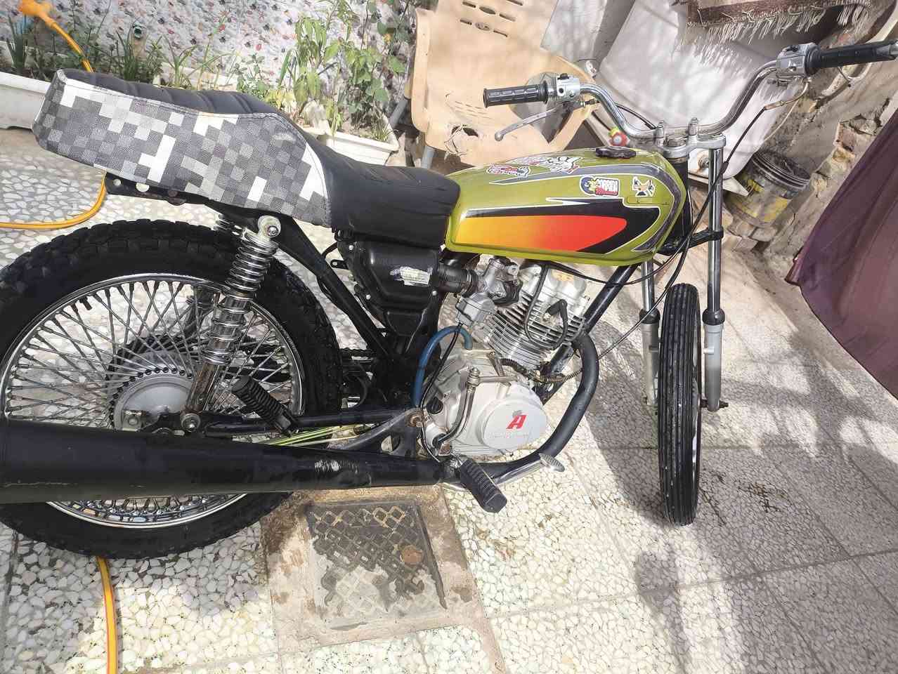 اربعه كير كلك كلك
دراجه محرك ميبخر جديد 
كابريته جديده 
تايرات جديد 
تعمير كله جديد 
مكاني عسكري كبل شارع السبيس 
سعر ٢٧٥ وبيه مجال  ***********
