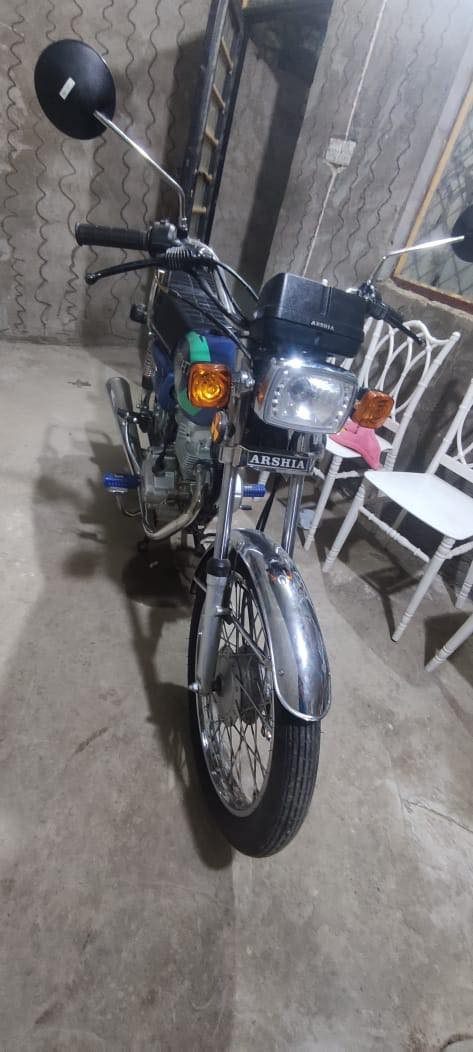 بسم الله دراجة اربعة كير وكيلها عارضي موديل 25 شاصي 18لا معمرة ولا شي اخذتهة زيرو والى الان نضيفة  اصولي وكيلها العارضي
مكاني علوة الفحل نهاية شارع معمل الموز
***********
سعر 950 الف وبيها مجال
