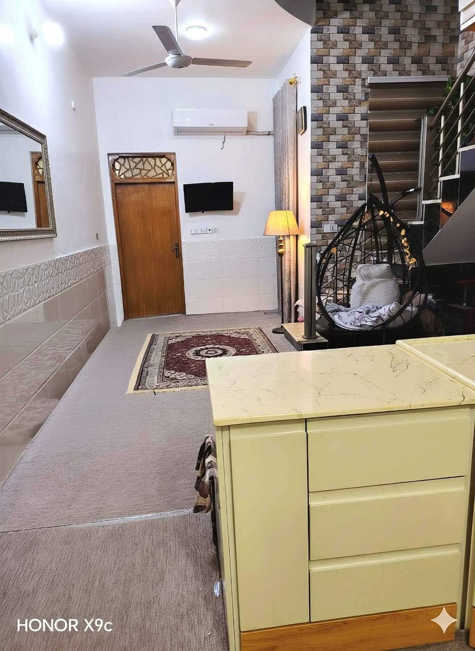 بيت ١٠٠ متر حي النداء خلف شارع ٦٠ مجمع بيتي بناء جناي درجة أولى
#التفاصيل منطقة ٥٥ الف خلف شارع مجمع بيتي شارع المجمعات 
بناء درجة أولى يتكون من غرفة نوم وصالة ومطبخ و استقبال وتخاريج
الاثاث مع البيت يظل تخم مع كاونتر وزولية.... 
#يباع نقدي او على المبادرة اذا كاملة المعاملة
#للاستفسار الاتصال او المراسلة مكتب_ المظفر للوساطة العقارية 
***********
***********
***********
#عنوان_المكتب_النجف_حي_الميلاد_الحولي_عمود_رقم_واحد
#شعدكم عروض بيع وشراء المكتب في خدمتكم
