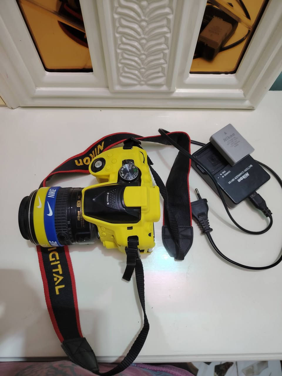 (كامرة 5300 )للبيع ملحقاتها  شاحنه// بطاريه // عدسه 55-200 جيلاتين اصفر وحشداوي وحزام - ورام 8 كيكا - وترسل واي فاي - شاشه قلاب مستعجل علئ البيع الموشراي لا يدخل خاص --- ***********
