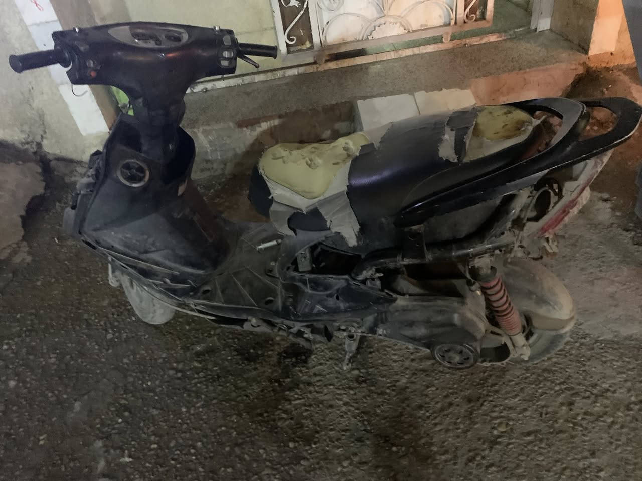 السلام عليكم دراجة ماكس ثعلب للبيع كوم حديد شغاله  السعر 200 وبيها مجال حك الجيه للاستفسار الاتصال على الرقم *********** العنوان بغداد الوشاش
