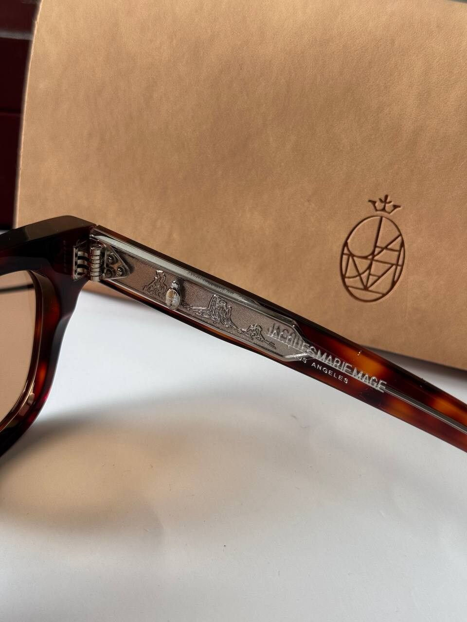 نظارات شمسية من طراز Julien من العلامة التجارية الفاخرة Jacques Marie Mage، وتتميز بتصميم مربع مستوحى من موضة باريس في الخمسينيات ومصنوعة من أسيتات السليولوز.


**إذا كنت صاحب هذا الإعلان وتريد حذفه لأي سبب، رجاءا أرسل رسالة إلى الدعم الفني**